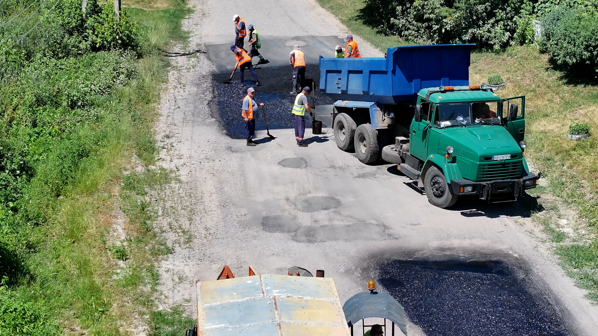 У Вінницькій області триває ямковий ремонт доріг місцевого значення